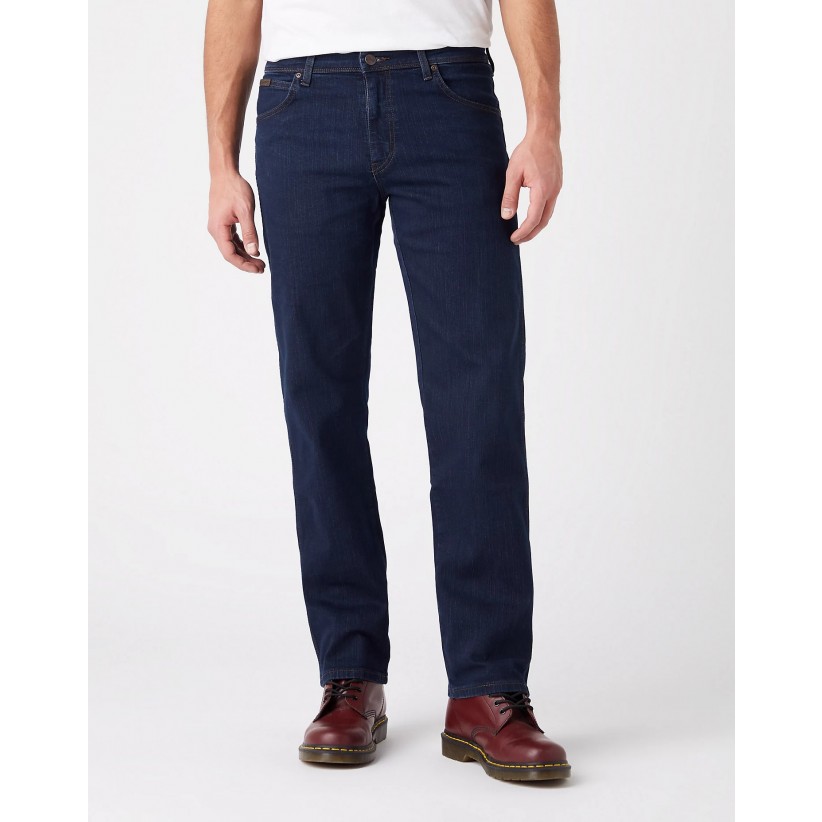 WRANGLER, TEXAS STRECH JEANS I MØRK BLÅ