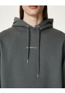HAN KJØBENHAVN, SCRIPT HOODIE I GRÅ